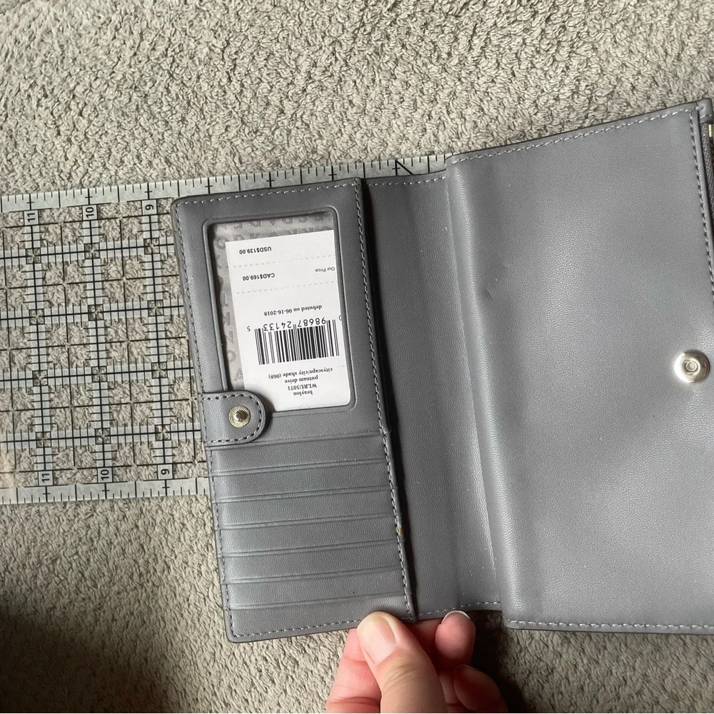 Kate Spade Cream Wallet Sleek Minimalist Design - Picture 3 of 3